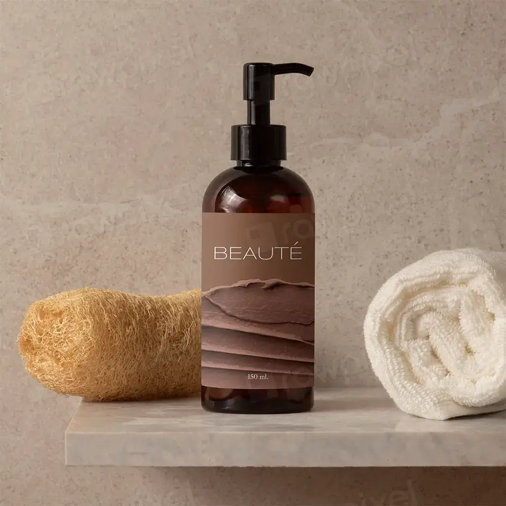 Флакон з чорним дозатором стоїть у ванній кімнаті